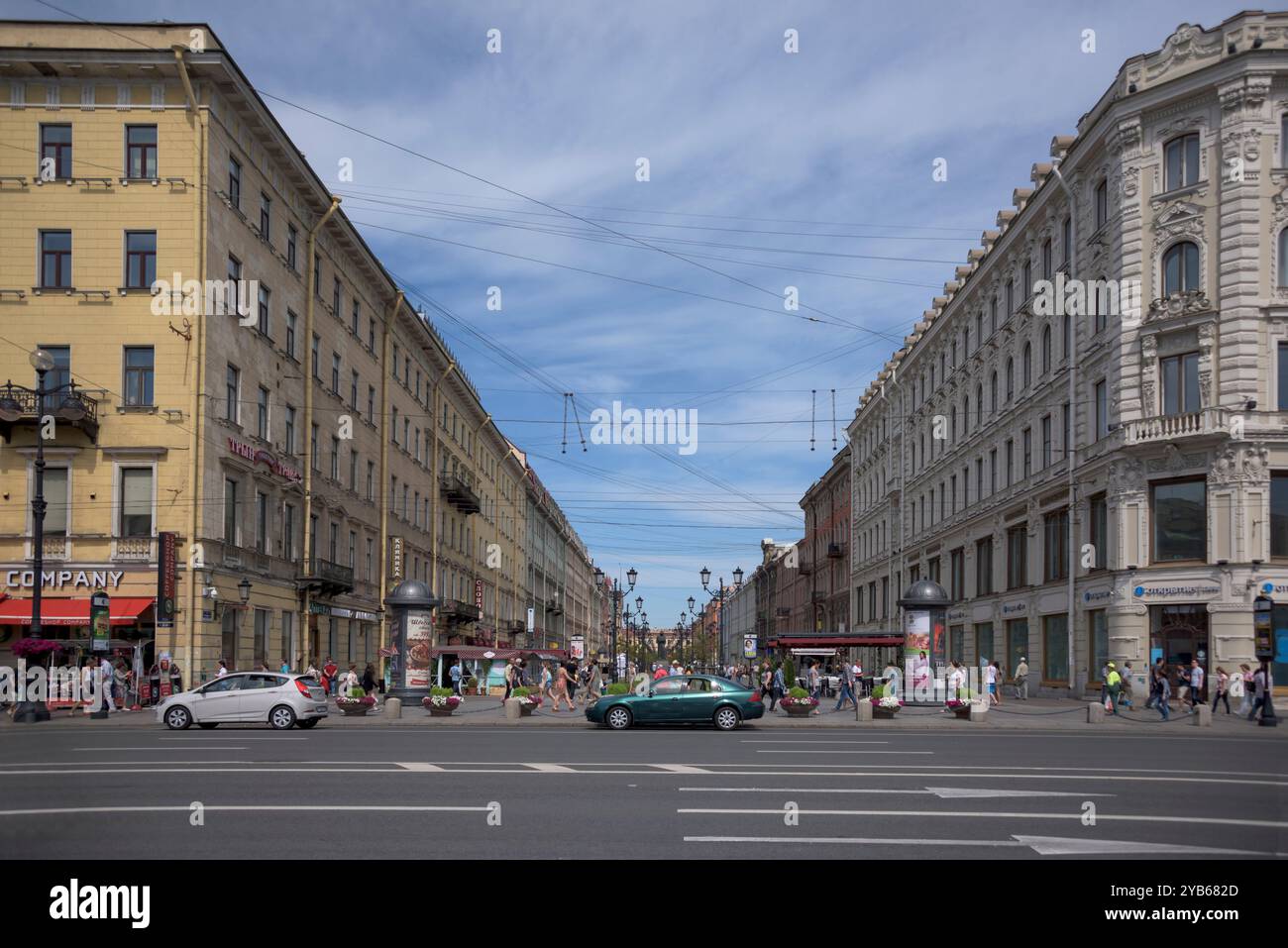 San Pietroburgo, regione di Leningrado, Russia - Luglio 4, 2015: Nevsky Avenue con mobile su di essa i pedoni e automobili Foto Stock