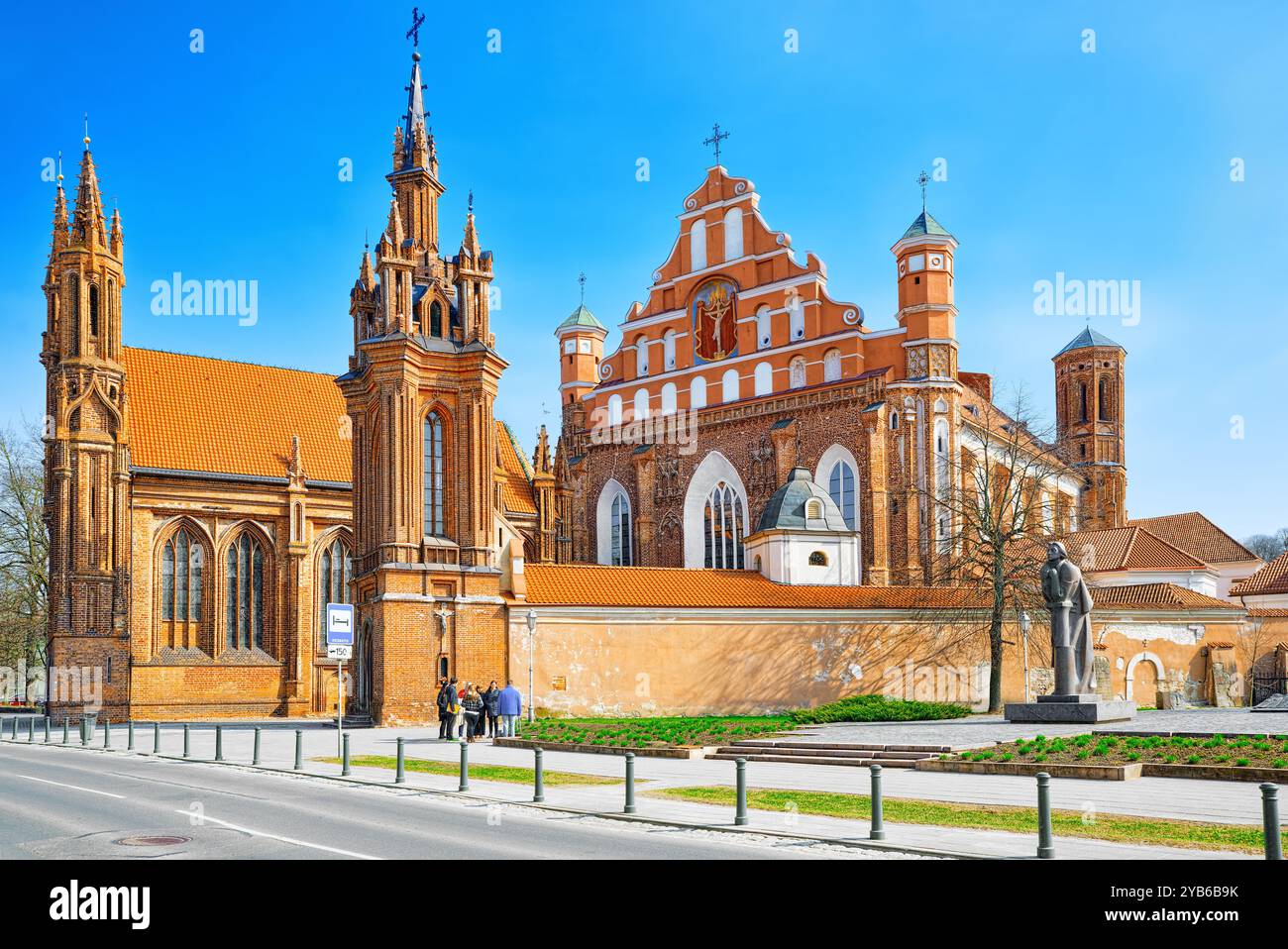 Chiesa cattolica di Sant'Anna a Vilnius (lit. Chiesa di Santo Onos) è una chiesa cattolica, di un monumento di architettura gotica, uno dei più famosi Foto Stock
