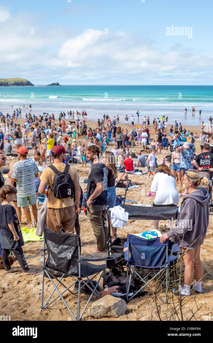 Turisti che si godono il sole estivo sull'iconica spiaggia Fistral di Newquay, in Cornovaglia, nel Regno Unito. Foto Stock