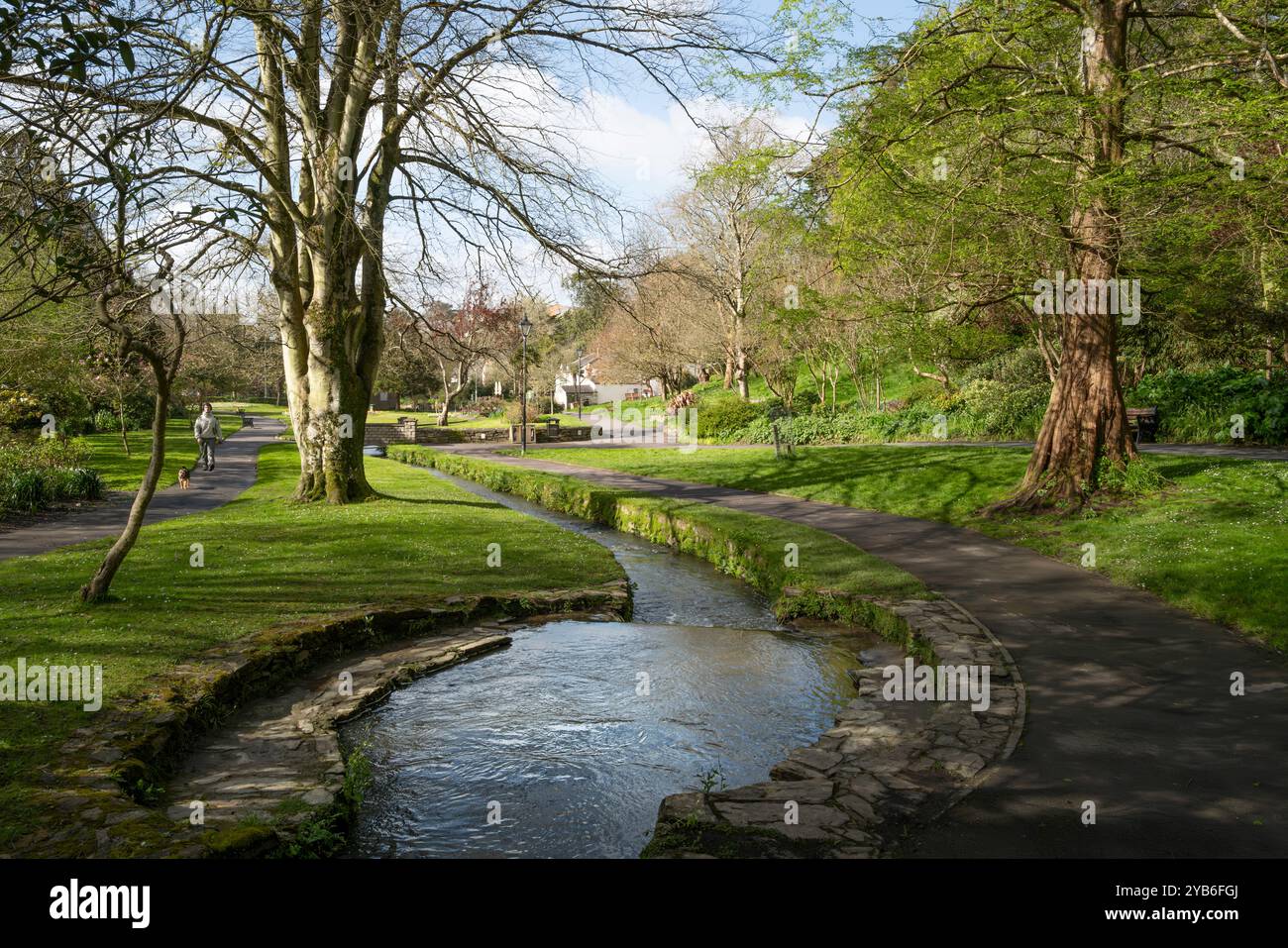 Un piccolo torrente fluviale che scorre attraverso gli storici e premiati Trenance Gardens a Newquay in Cornovaglia nel Regno Unito. Foto Stock