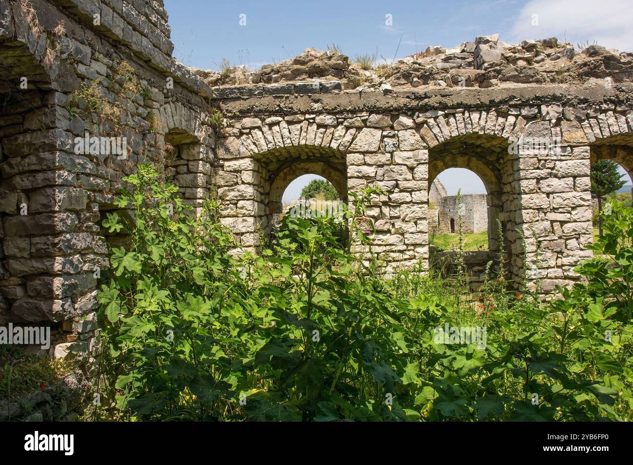 Un edificio all'interno della cittadella fortificata del XIII secolo nel Castello di Berat, Albania. Una miscela di architettura bizantina, ottomana e medievale. Patrimonio dell'umanità dell'UNESCO Foto Stock