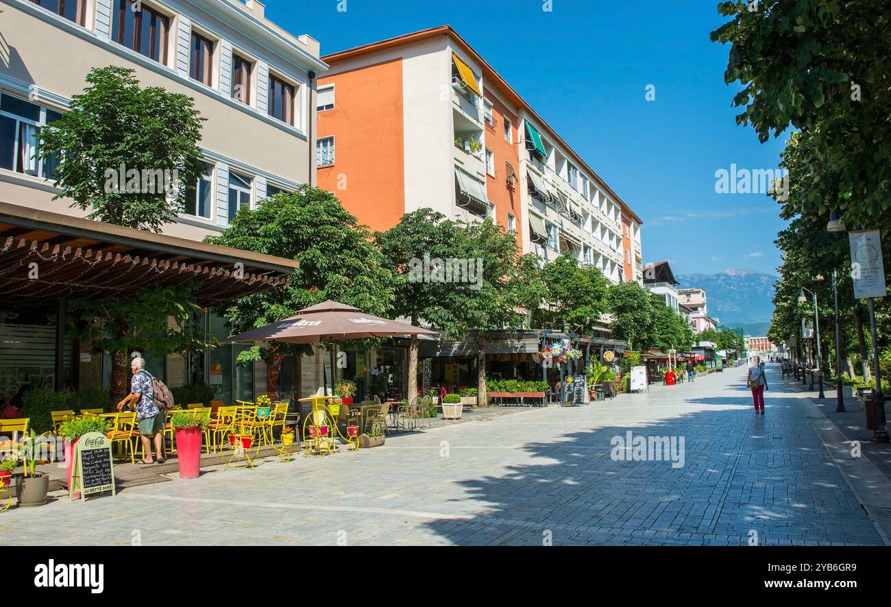 Berat, Albania - 1 giugno 2024. Bulevardi Republika, una strada costeggiata da bar e ristoranti che si affaccia sul Parco Lulishtja, nel quartiere Mangalem di Berat. Foto Stock