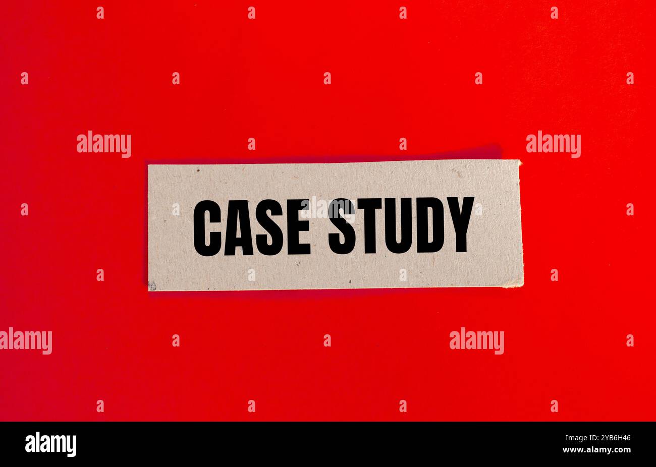 Messaggio del case study scritto su un pezzo di carta con sfondo rosso. Simbolo del case study concettuale. Copia spazio. Foto Stock