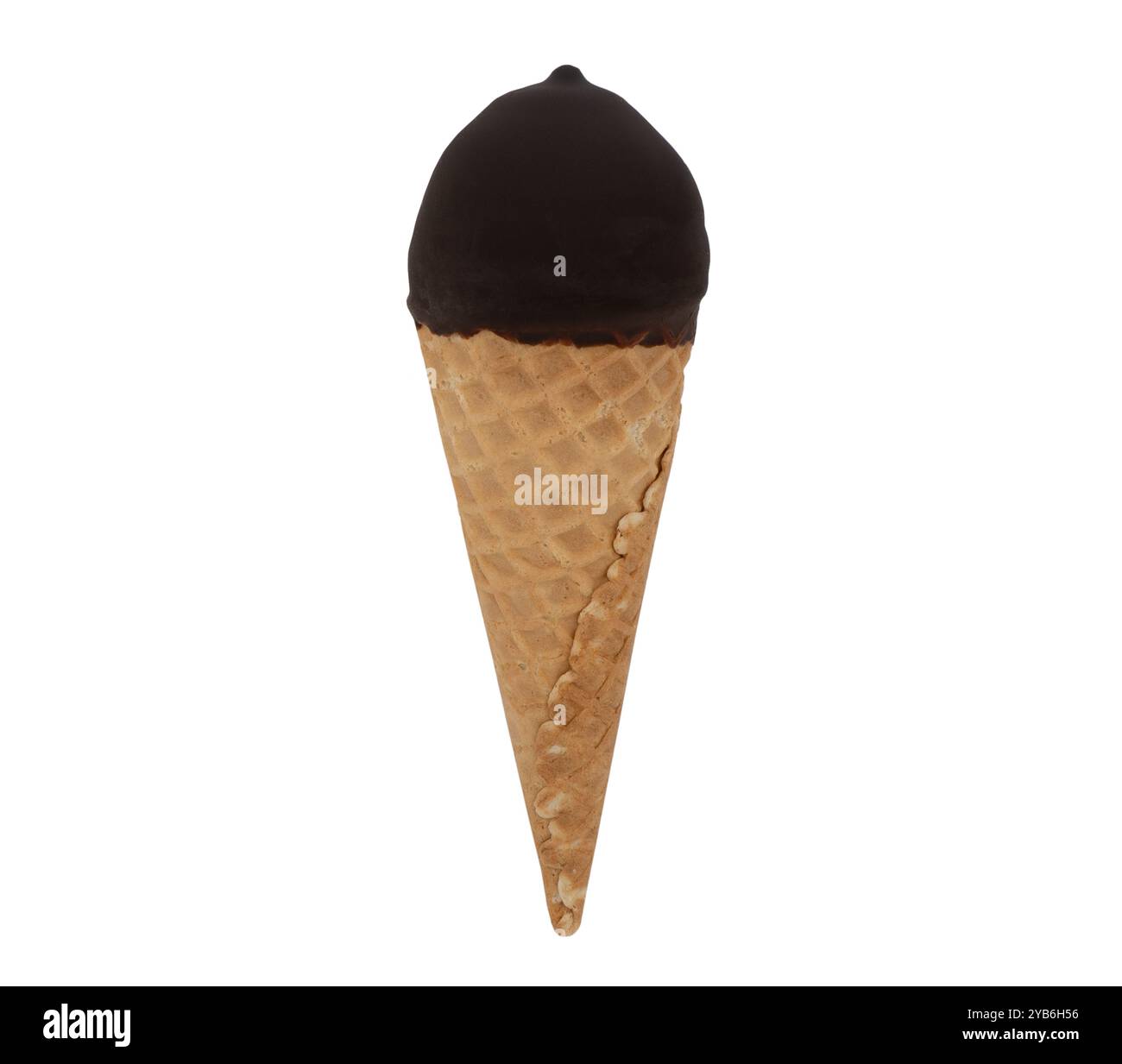 Palline per gelato immerse nel cioccolato in coni per waffle isolati su sfondo bianco. Gelato isolato. Foto Stock