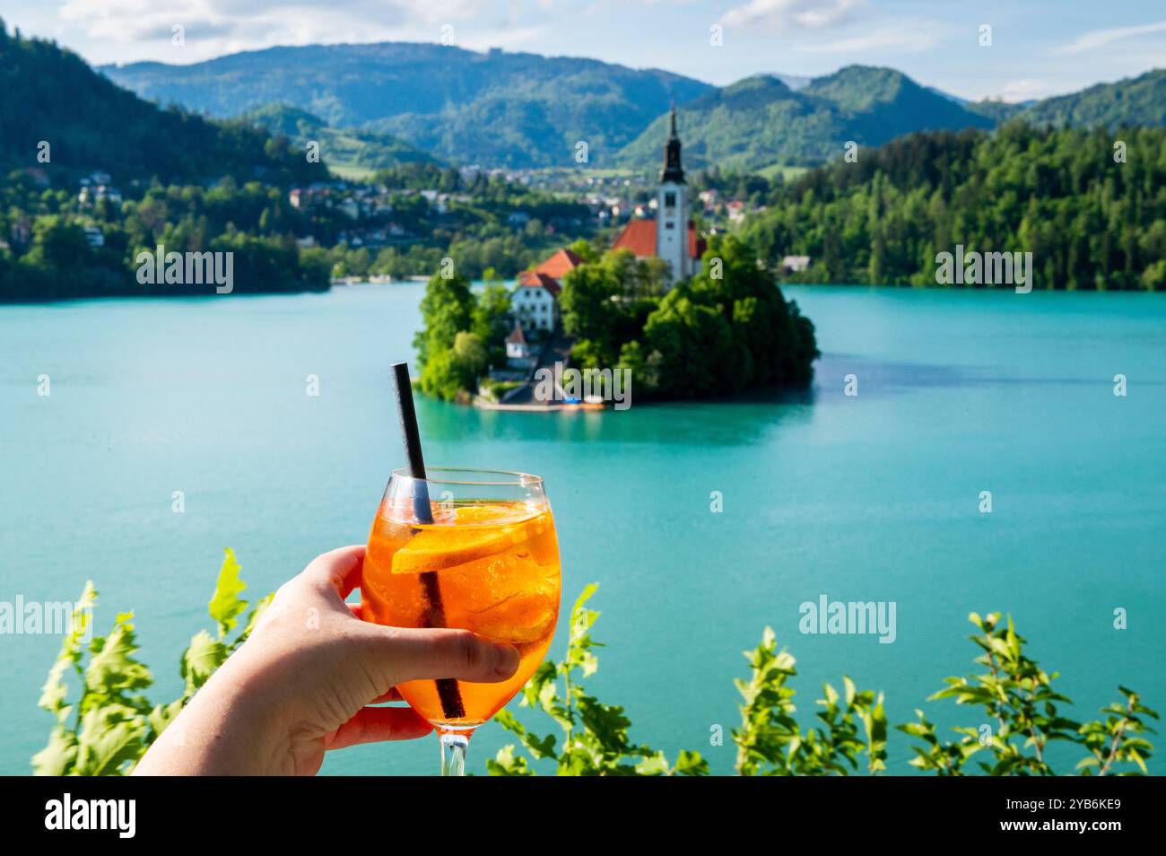 Avere uno Spritz di fronte all'isola di Bled, in Slovenia Foto Stock