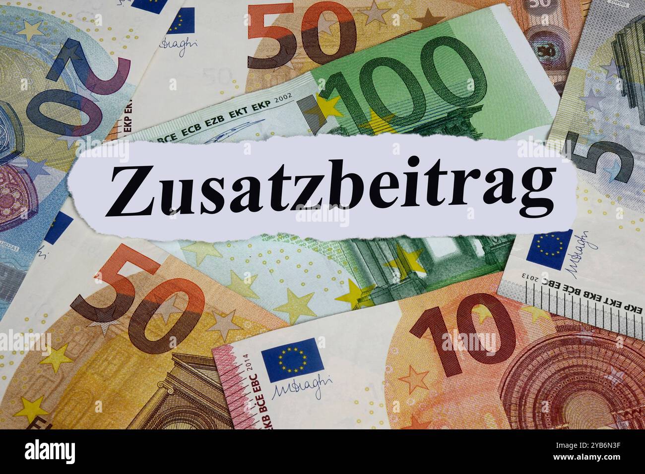 Geldscheine mit Schriftzug Zusatzbeitrag Geldscheine mit Schriftzug Zusatzbeitrag, 17.10.2024, Borkwalde, Brandeburgo, Auf Geldscheinen liegt der Schriftzug Zusatzbeitrag. *** Banconote con la scritta Zusatzbeitrag banconote con la scritta Zusatzbeitrag, 17 10 2024, Borkwalde, Brandeburgo, sulle banconote è la scritta Zusatzbeitrag Foto Stock
