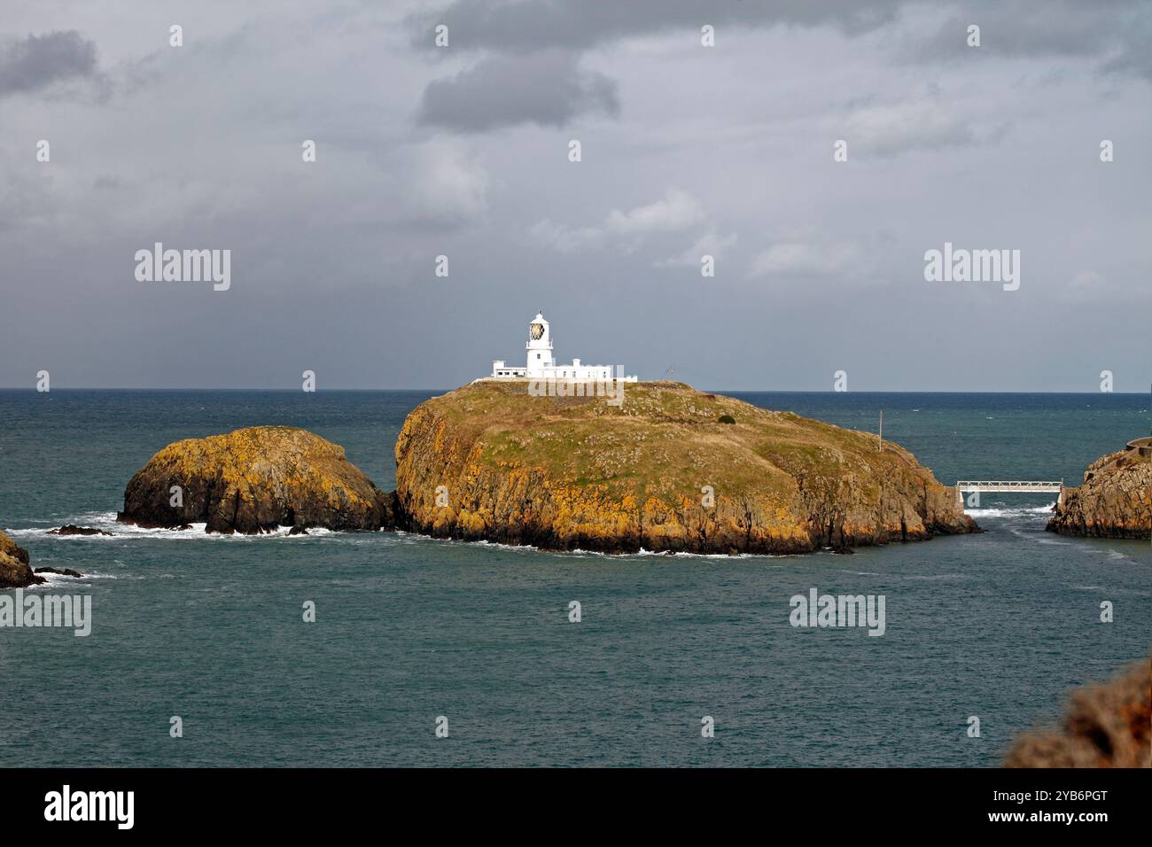 Tempesta in arrivo sul faro di Ynys Meicel, a Strumble Head. Pembrokeshire, Galles occidentale Foto Stock