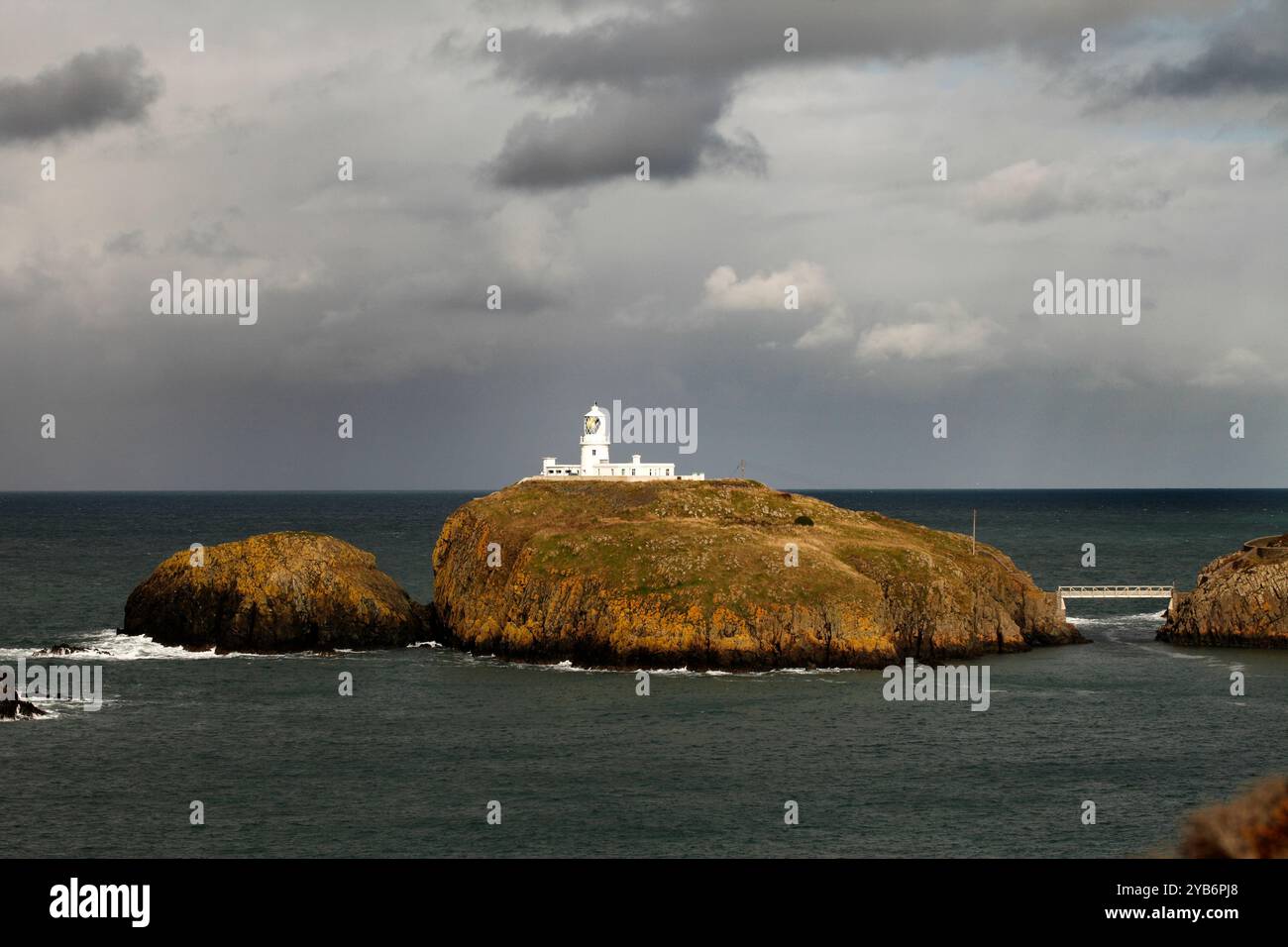 Tempesta in arrivo sul faro di Ynys Meicel, a Strumble Head. Pembrokeshire, Galles occidentale Foto Stock