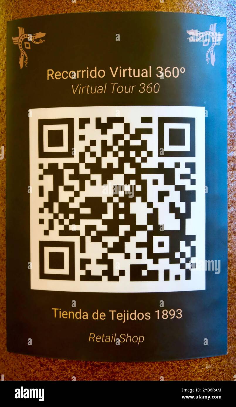 Colonna nel negozio Casa Botines con un codice QR per un tour virtuale a 360 gradi all'interno del Museo Antoni Gaudí Castiglia di León e León Spagna Foto Stock