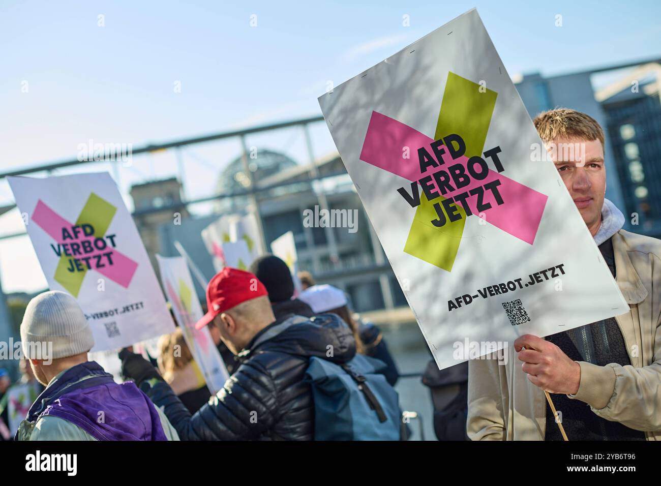 Kundgebung der Kampagne AfD-Verbot Jetzt anlaesslich der Antragseinbringung fuer ein AfD-Verbot am 17.10.2024 im Regierungsviertel a Berlino. Eine fraktionsuebergreifende Initiative ein AfD-Verbotsverfahren einleiten. Die Antragssteller werfen der AfD vor, sich gegen die freiheitliche demokratische Grundordnung zu stellen. Unterstuetzung erhaelt die parlamentarische Initiative von der zivilgesellschaftlichen Kampagne AfD-Verbot Jetzt . Siehe epd-Meldung vom 17.10.2024 SOLO USO EDITORIALE *** Rally della campagna AfD Verbot Jetzt in occasione della presentazione della mozione per un AfD b Foto Stock