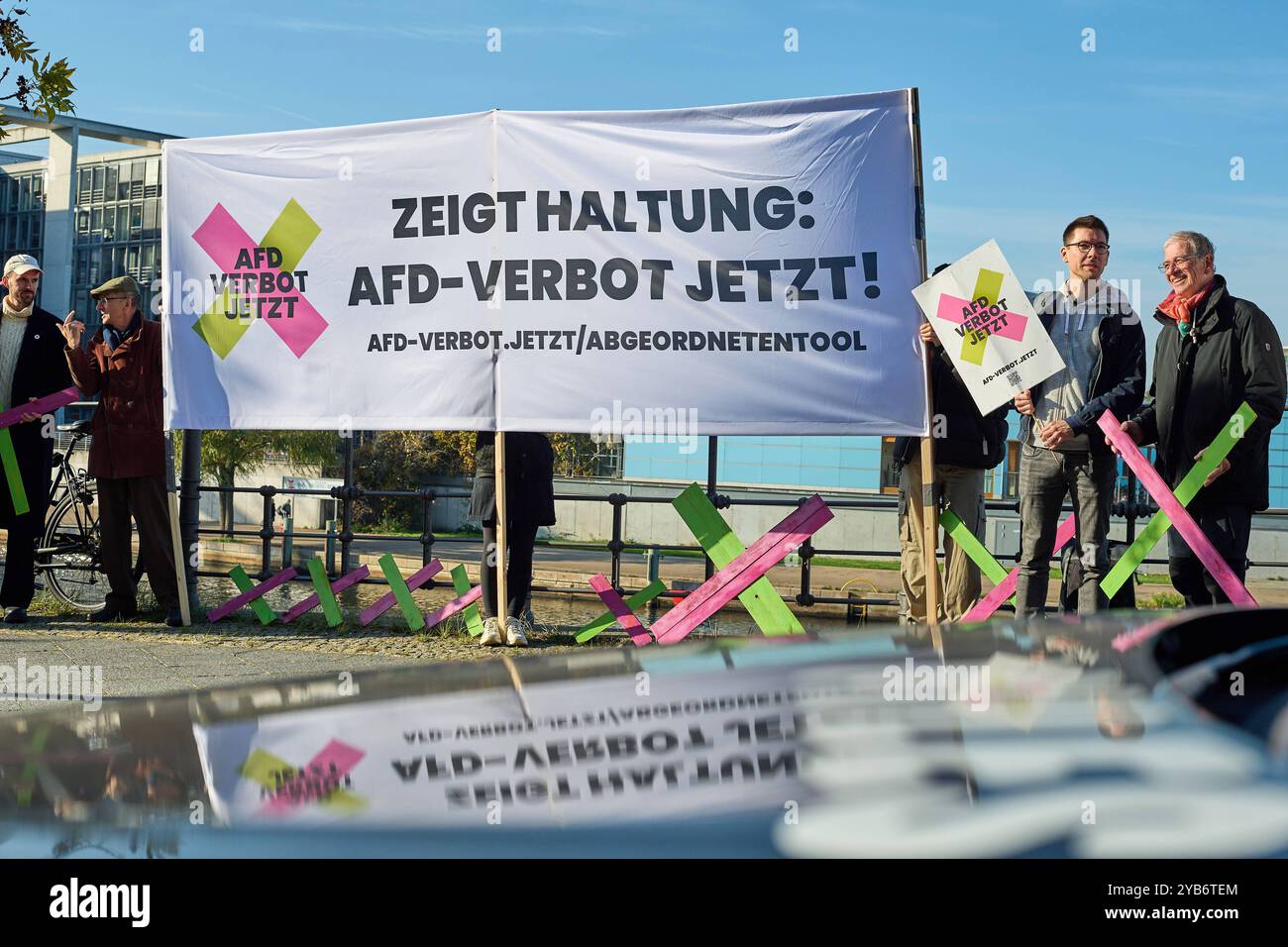 Kundgebung der Kampagne AfD-Verbot Jetzt anlaesslich der Antragseinbringung fuer ein AfD-Verbot am 17.10.2024 im Regierungsviertel a Berlino. Eine fraktionsuebergreifende Initiative ein AfD-Verbotsverfahren einleiten. Die Antragssteller werfen der AfD vor, sich gegen die freiheitliche demokratische Grundordnung zu stellen. Unterstuetzung erhaelt die parlamentarische Initiative von der zivilgesellschaftlichen Kampagne AfD-Verbot Jetzt . Siehe epd-Meldung vom 17.10.2024 SOLO USO EDITORIALE *** Rally della campagna AfD Verbot Jetzt in occasione della presentazione della mozione per un AfD b Foto Stock