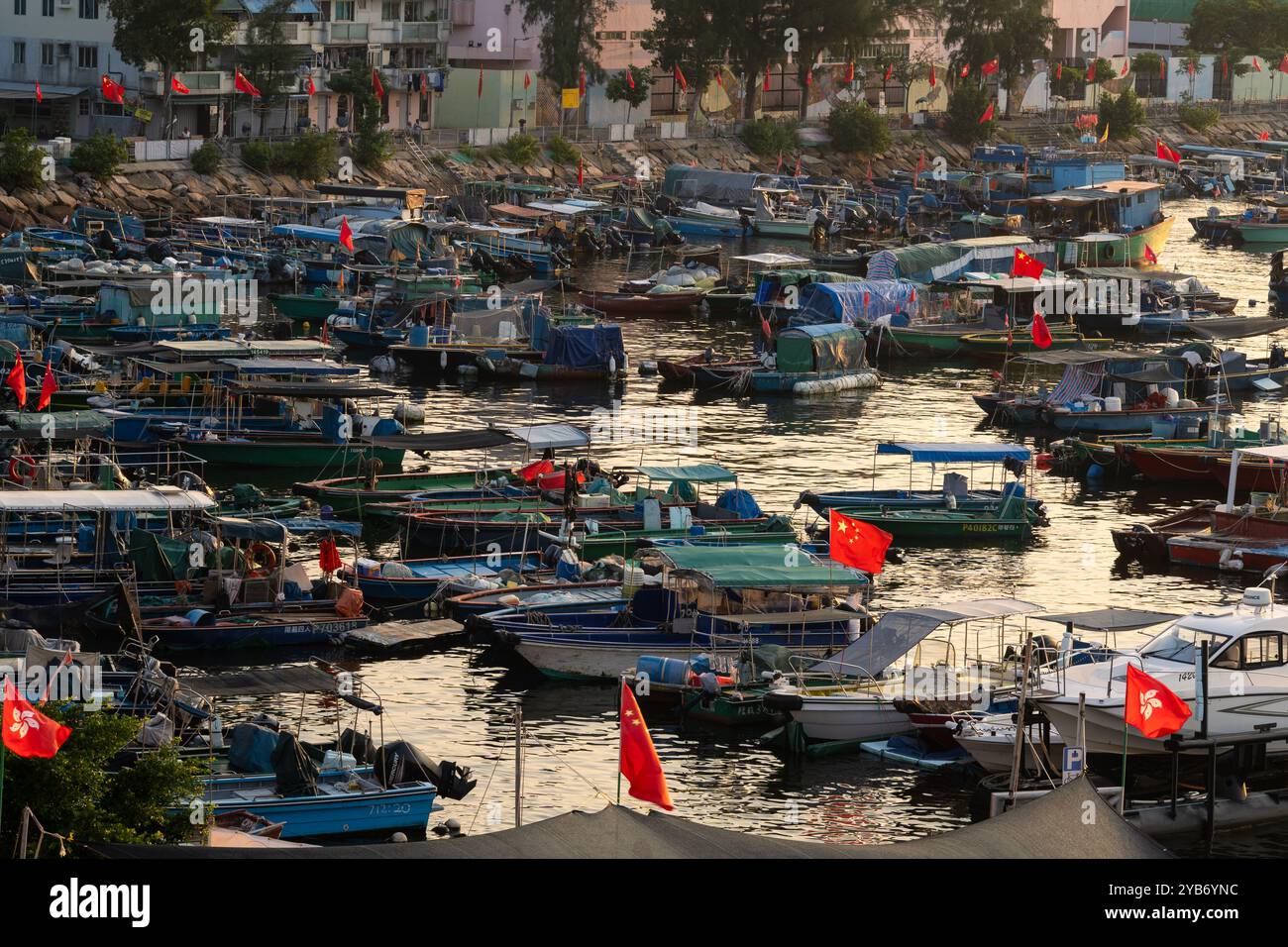 Cheung Chau, Hong Kong - 4 ottobre 2024: Le tradizionali barche da pesca sono ancorate nel porto di pesca dell'isola di Cheung Chau a Hong Kong al sole Foto Stock