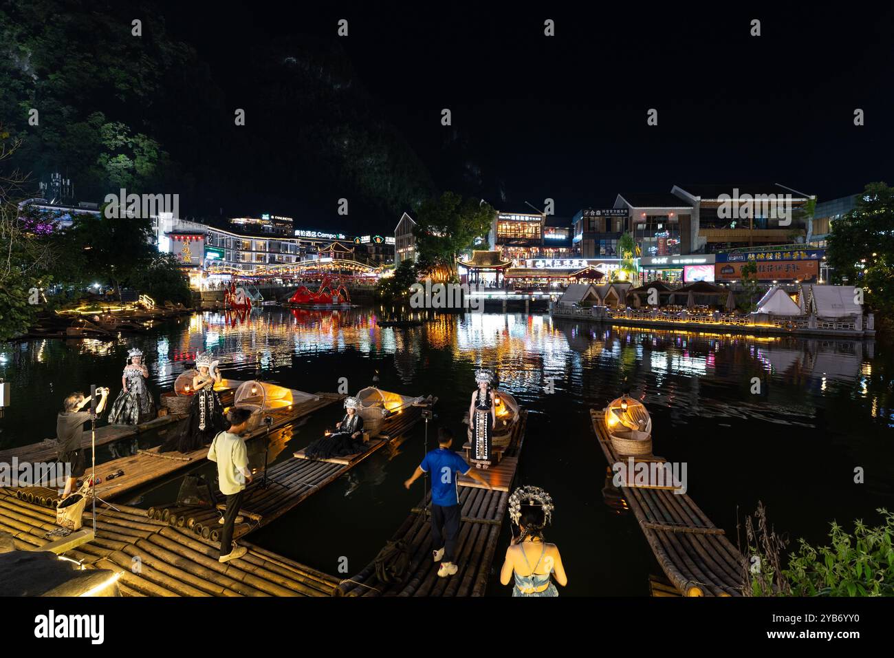 Yangshuo, Cina - 14 settembre 2024: I turisti cinesi scattano foto con un tradizionale abito Guangxi nello stagno nella città vecchia di Yangshuo vicino a Guilin in CH Foto Stock