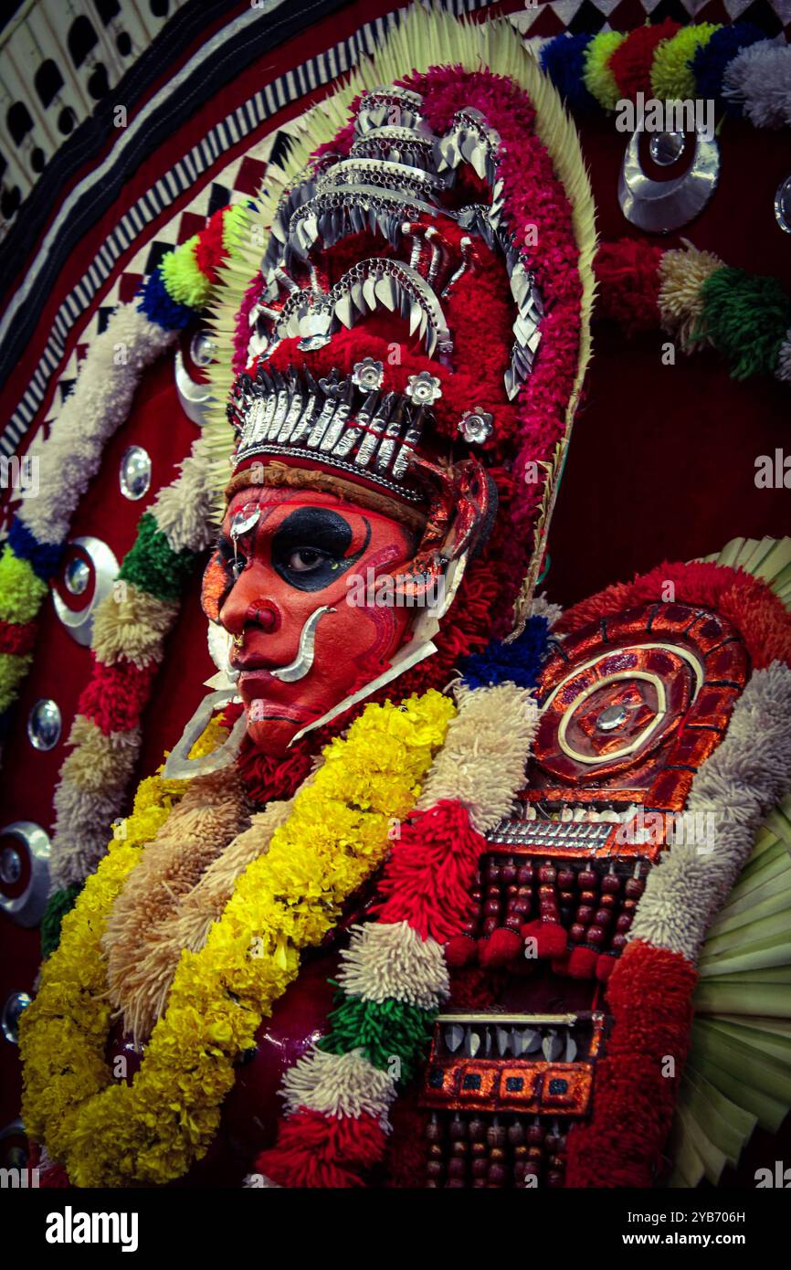 Un uomo nel suo avatar theyyam entra nel suo personaggio prima della rappresentazione rituale. Theyyam è un rituale religioso indù praticato nel kerala Foto Stock