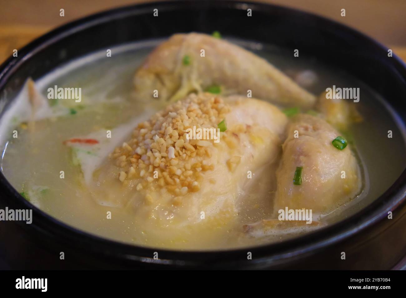 Samgye-Tang (zuppa di pollo al ginseng). Zuppa tradizionale coreana Foto Stock