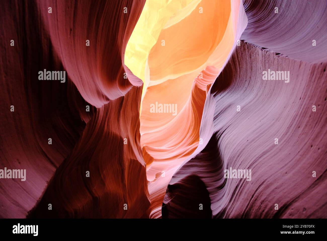 Rocce colorate del canyon nello stretto Antelope Canyon, Arizona, stati uniti Foto Stock