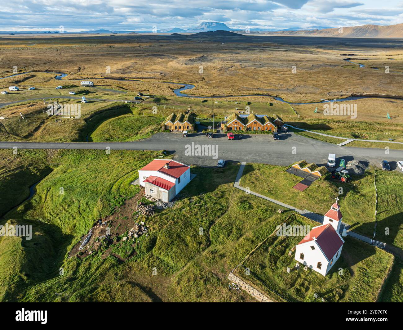 Fattoria e pensione Mödrudalur a nord-ovest di Egilsstadir, vista aerea della chiesa, del ristorante e del campeggio, Islanda Foto Stock