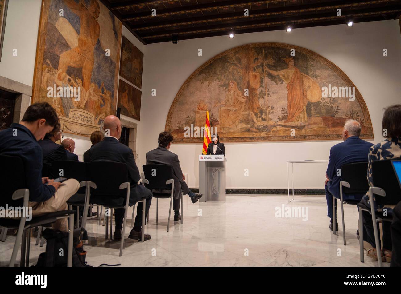 Il ministro delle università, Diana Morant, insieme al presidente della Generalitat, Salvador Illa, e al ministro delle università della Generalitat de Catalunya, firmano un accordo per la regolarizzazione e l'assunzione di professori universitari associati, una richiesta di lunga data, in quanto questi professori vivono in una situazione precaria. La ministra de Universidades, Diana Morant, junto con el presidente de la Generalitat, Salvador Illa, y la consejera de Universidades de la Generalitat de Catalu&#xf1;a, firman un acuerdo para la regularización y Contratación de los profesor Foto Stock