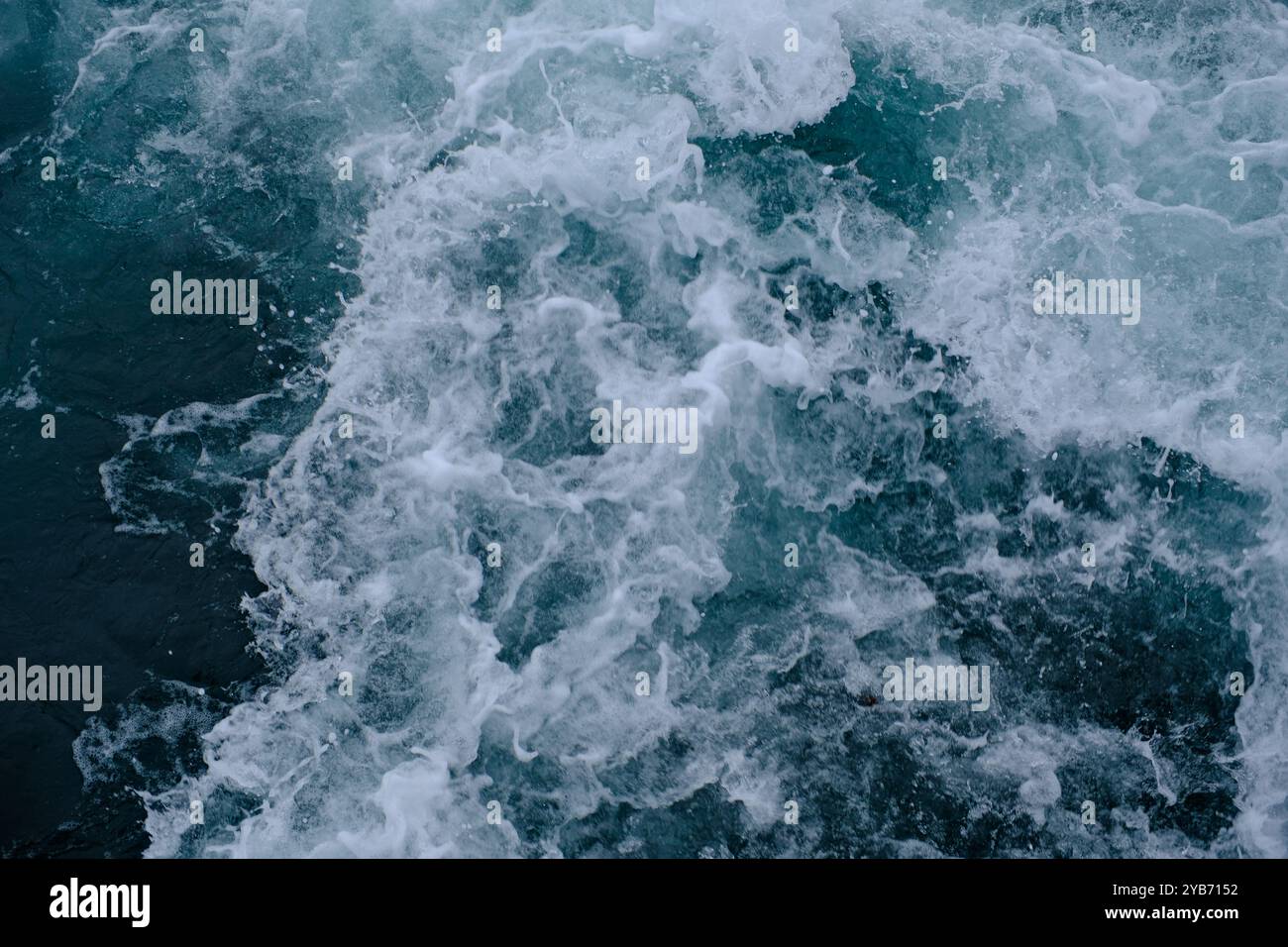 splendido spindrift di acqua marina blu Foto Stock