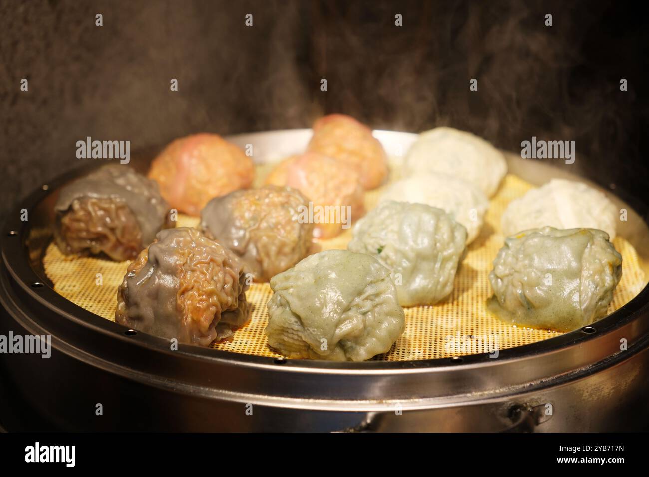 Mandoo (mandoo) al vapore, snack tradizionale in cucina coreana Foto Stock