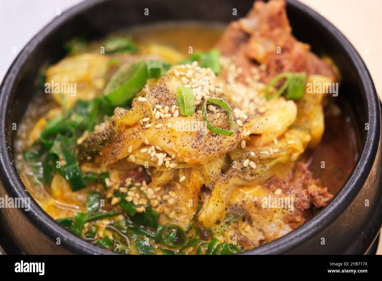 Zuppa coreana da vicino. Gamja-Tang (stufato di ossa di maiale). Foto Stock