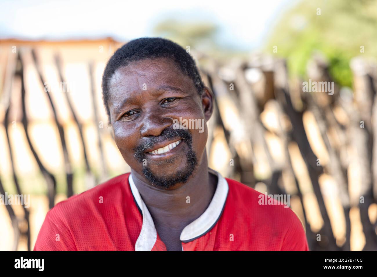 un singolo africano del villaggio in piedi nella cucina all'aperto Foto Stock