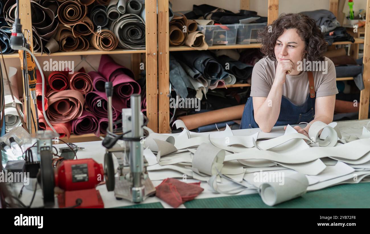 Donna conciatrice al lavoro in officina. Foto Stock