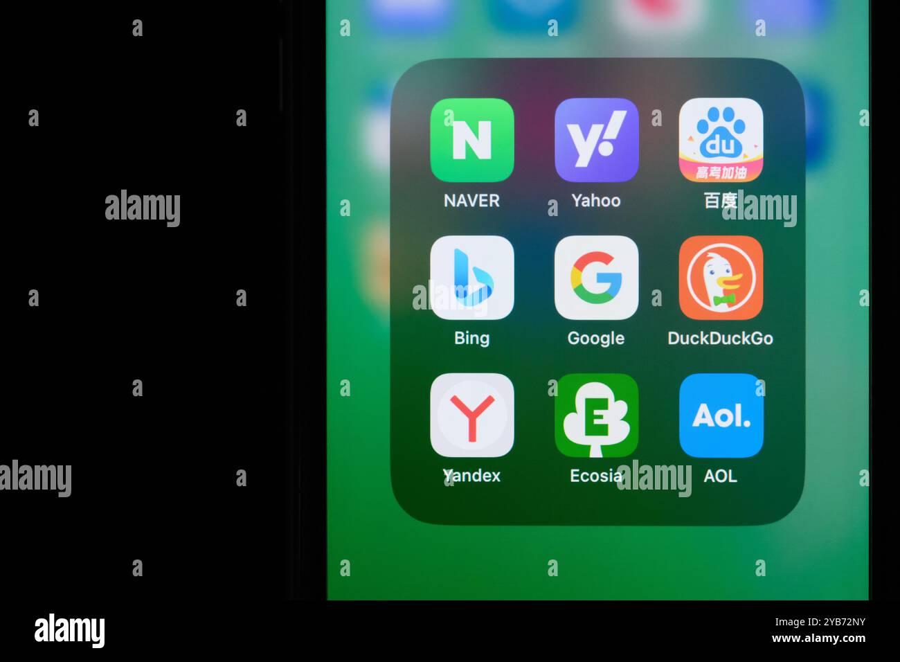 Google Search, Bing, NAVER, Yahoo, Baidu, icona app DuckDuckGo, Yandex, Ecosia, AOL sullo schermo. Motori di ricerca assortiti e marchi aziendali Foto Stock