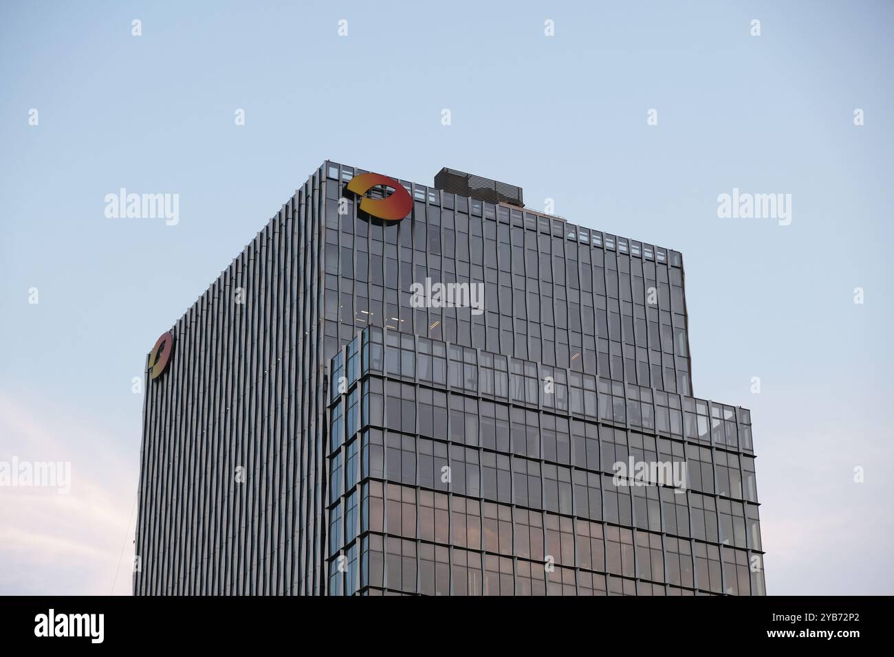 Shanghai, Cina - 3 giugno 2023: Costruzione di Hunan Television (Hunan TV) e logo del marchio. Una stazione televisiva satellitare provinciale di proprietà statale Foto Stock