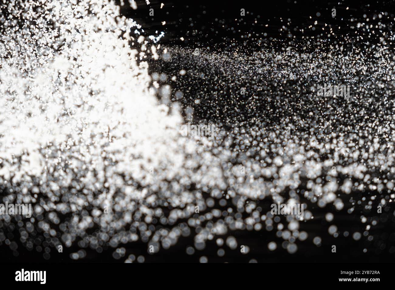 Sfondo bianco e nero astratto di farina, spazio per il testo. Foto Stock
