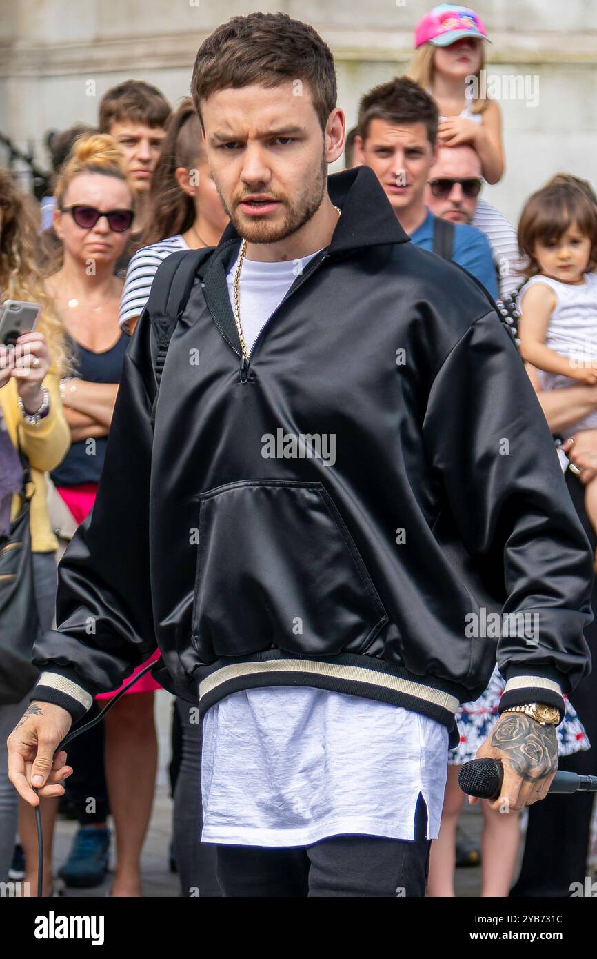 One Directions Liam Payne Films a Music Video in Trafalgar Square di Londra nel 2017. Foto Stock