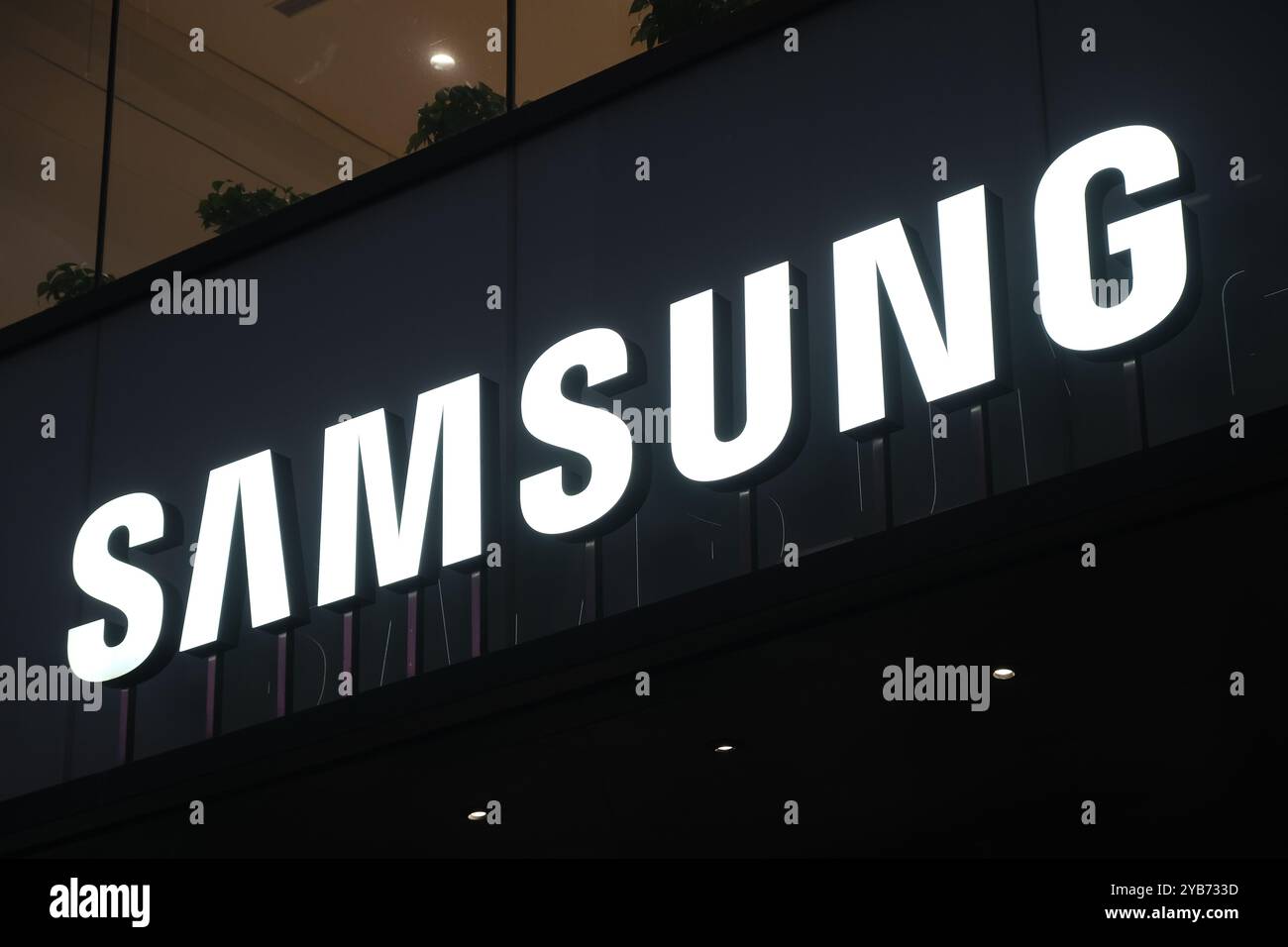 Shanghai, Cina - 10 dicembre 2022: Primo piano Samsung Store firma il logo della società di marca di notte Foto Stock