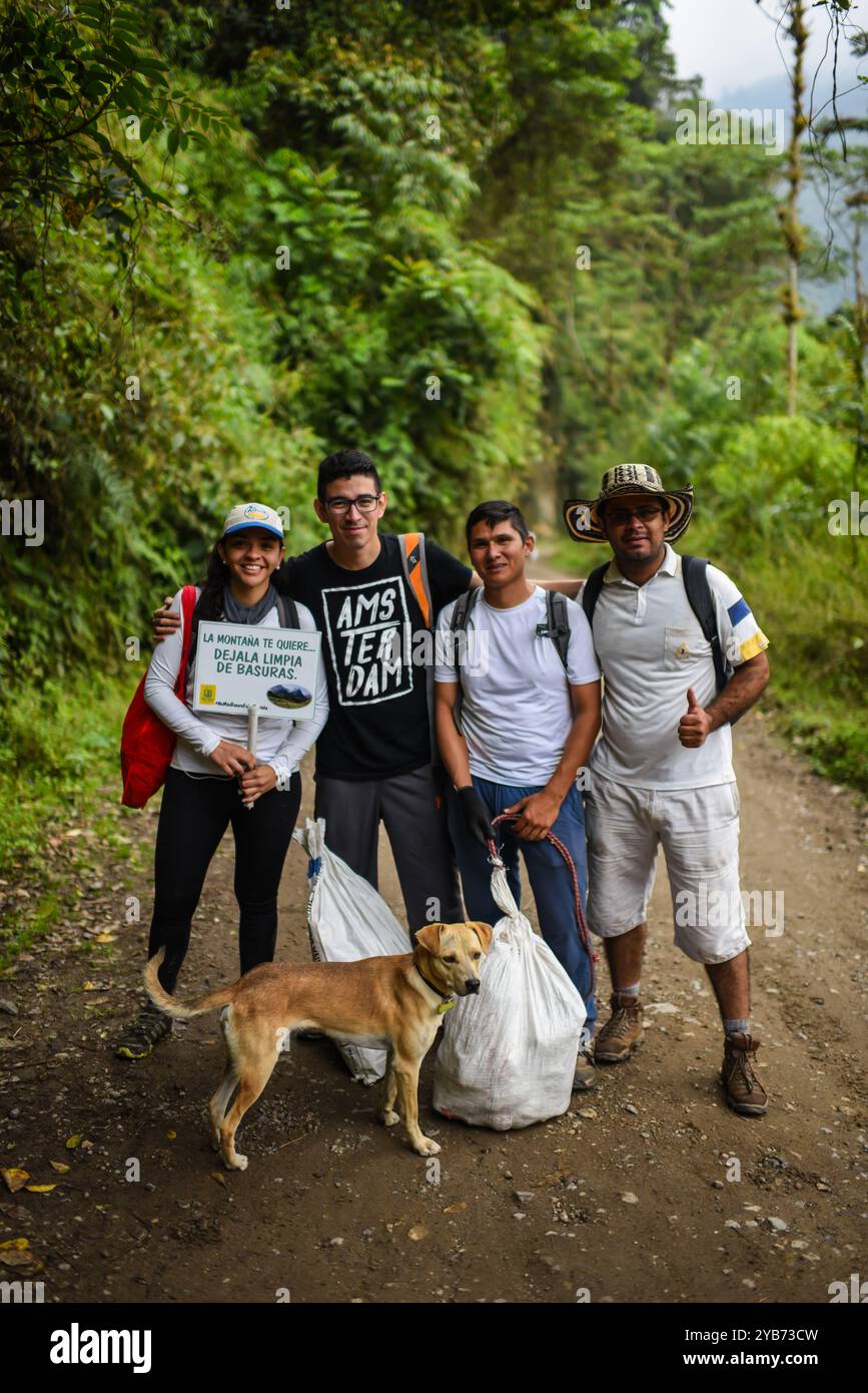 Ritratto di un gruppo di giovani volontari che puliscono la spazzatura lasciata sulle montagne di Combeima Canyon, Ibague, Colombia Foto Stock