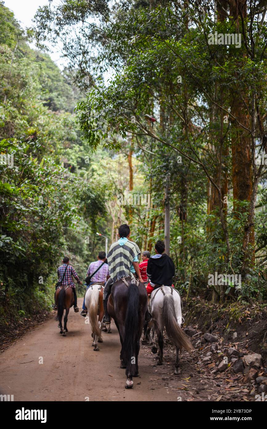 Gruppo di cavalieri a Combeima Canyon, Ibague, Colombia Foto Stock