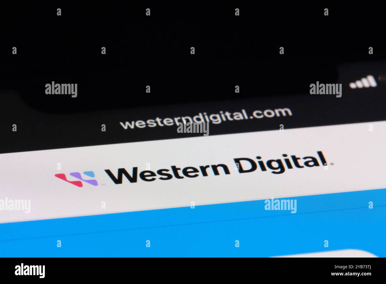 Primo piano del logo del marchio Western Digital Corporation sul sito Web ufficiale. Produttore americano di unità per computer Foto Stock