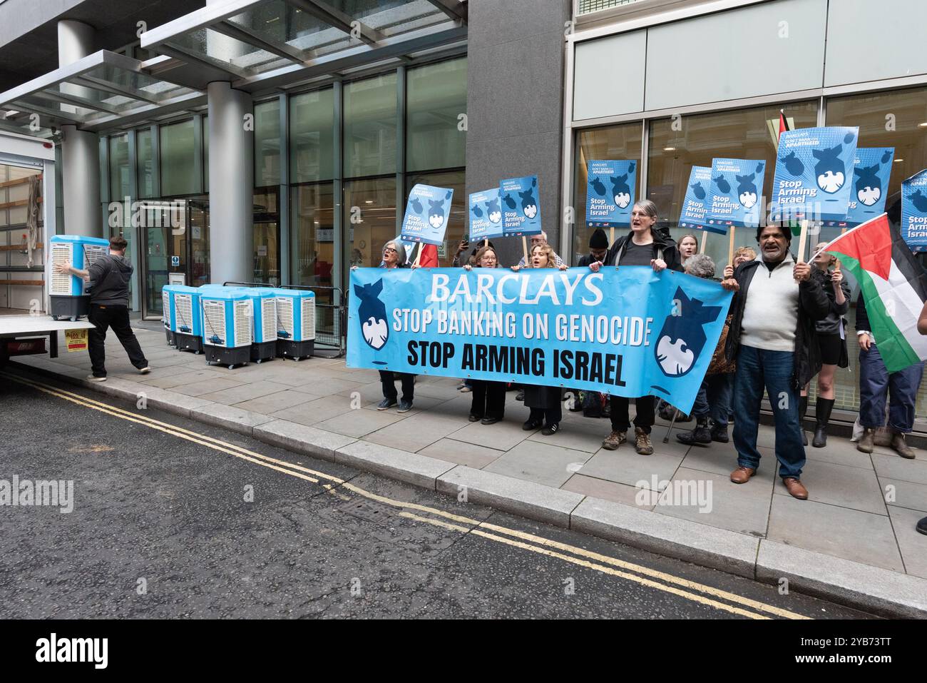 Londra, Regno Unito. 17 ottobre 2024. Gli attivisti di una coalizione di gruppi organizzano una manifestazione fuori dal Rolls Building, parte della Royal Courts of Justice, mentre l'alta Corte tiene un'audizione per approvare l'acquisizione di Tesco Bank da parte di Barclays. La campagna di solidarietà per la Palestina, la guerra sul volere e la campagna contro il commercio di armi si oppongono all’acquisizione e sostengono che la banca userà il marchio Tesco per “nascondere la sua complicità nel genocidio di Israele” a Gaza. Barclays ha legami finanziari con aziende che forniscono a Israele armi e tecnologia militare. Crediti: Ron Fassbender/Alamy Live News Foto Stock