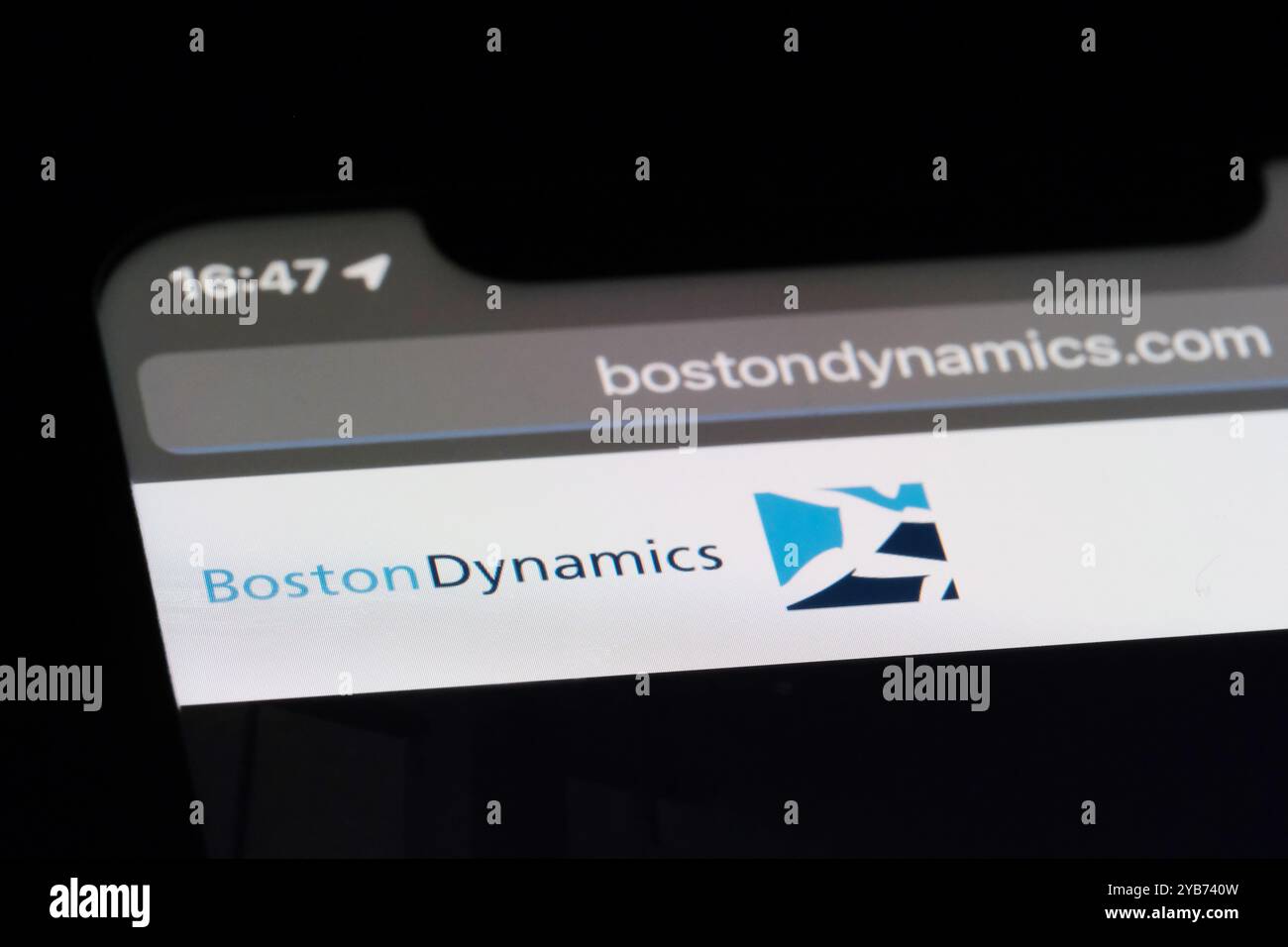 Chiudere il logo del marchio aziendale Boston Dynamics sul sito Web. Azienda americana di ingegneria e robotica Foto Stock