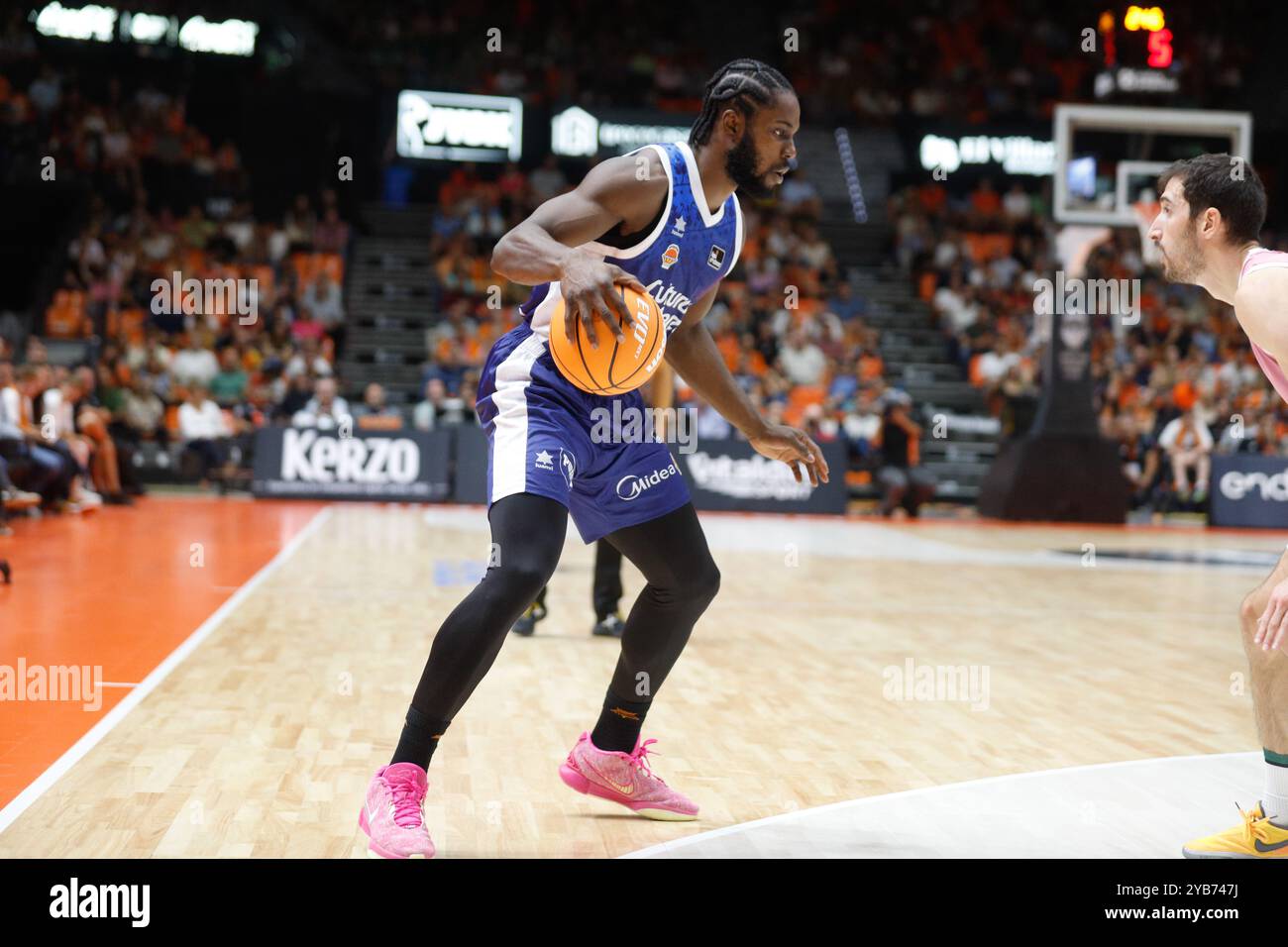 Semi Ojeleye del Valencia Basket in azione Foto Stock