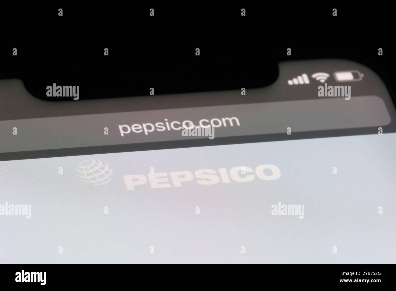 Primo piano del logo del marchio PepsiCo sul sito Web ufficiale. Azienda alimentare americana Foto Stock