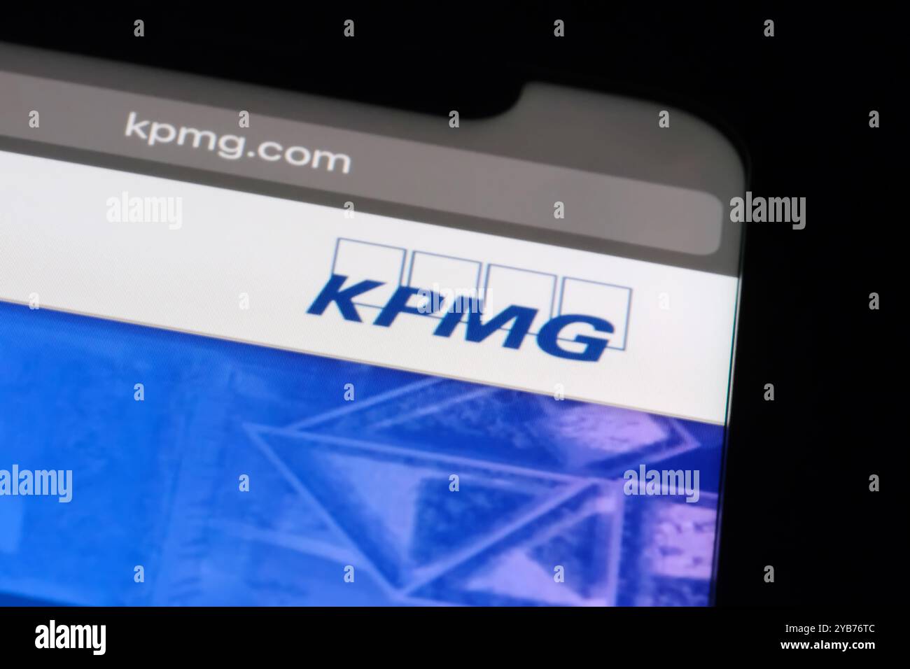 Primo piano del logo del marchio dell'azienda KPMG sul sito Web ufficiale. Una delle quattro grandi organizzazioni contabili Foto Stock