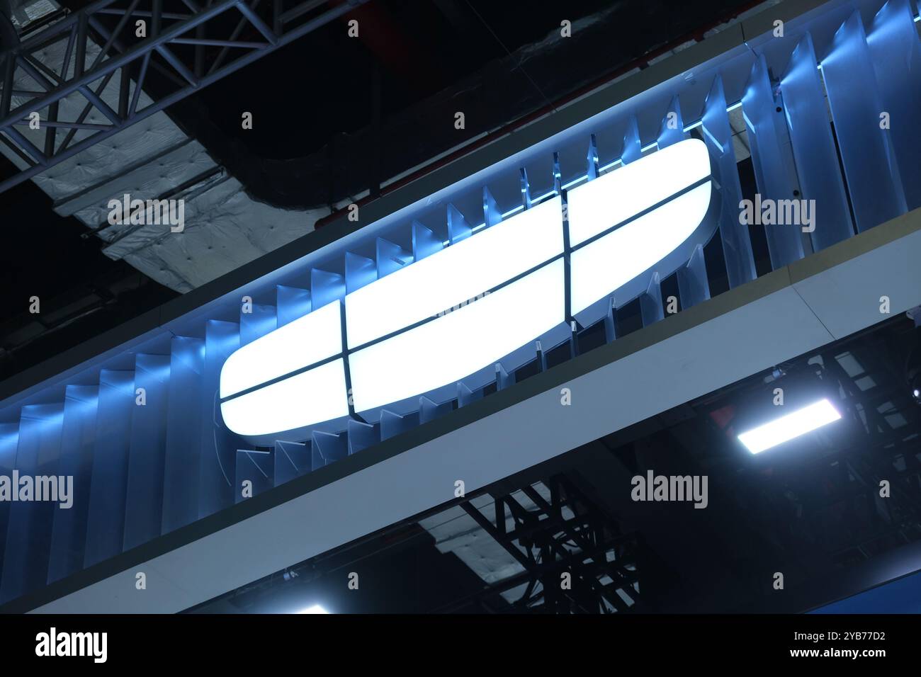 Shanghai, Cina - 22 aprile 2023: Close Up Geely logo del marchio aziendale. Azienda automobilistica cinese Foto Stock