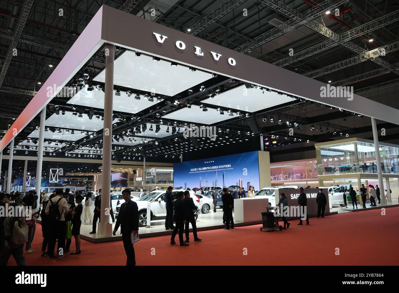 Shanghai, Cina - 22 aprile 2023: Stand di Volvo Car Corporation alla fiera dell'automobile di Shanghai (Shanghai International Automobile Industry Exhibition) Foto Stock