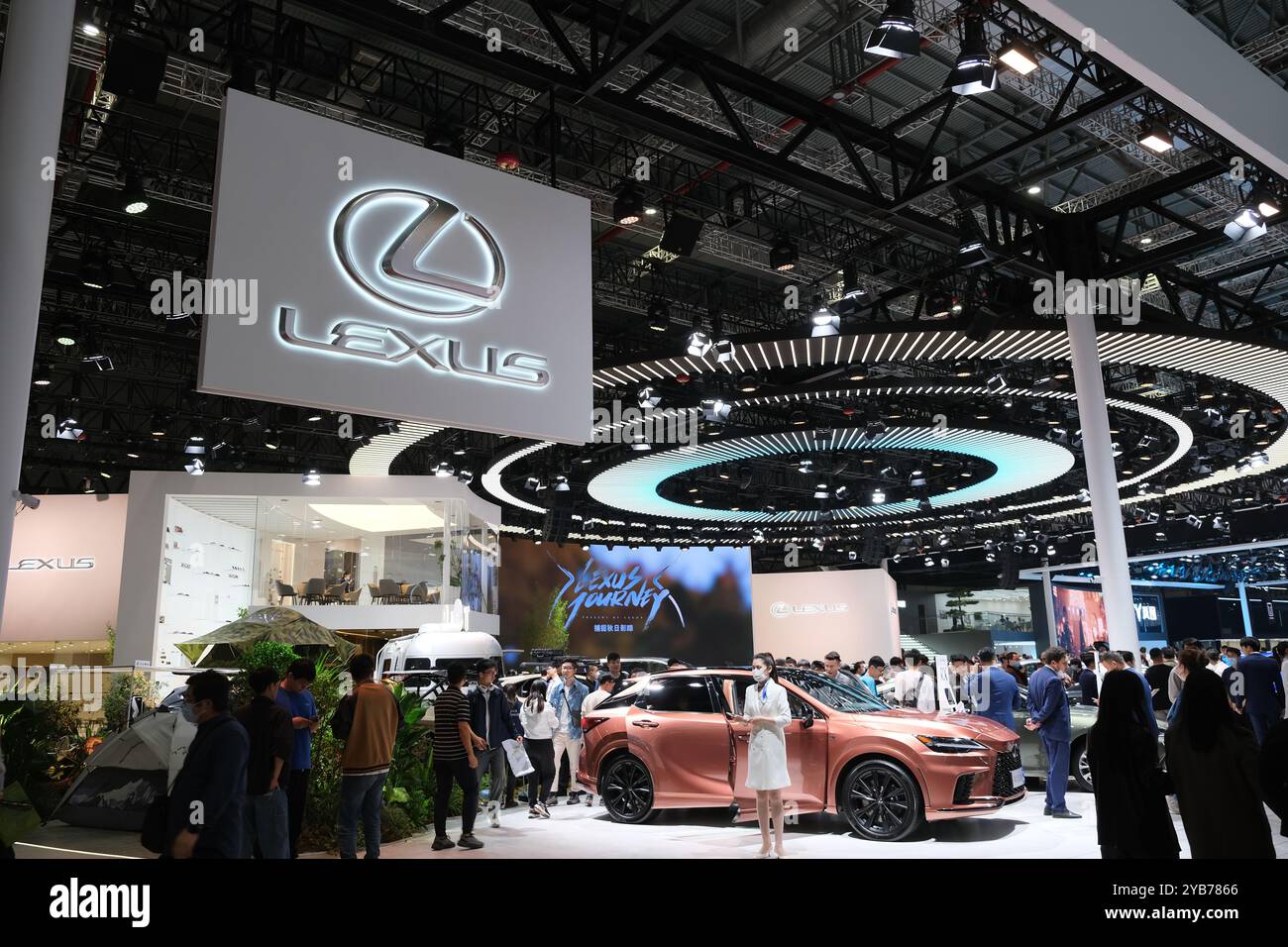 Shanghai, Cina - 22 aprile 2023: Stand Lexus alla fiera dell'automobile di Shanghai (Shanghai International Automobile Industry Exhibition) Foto Stock