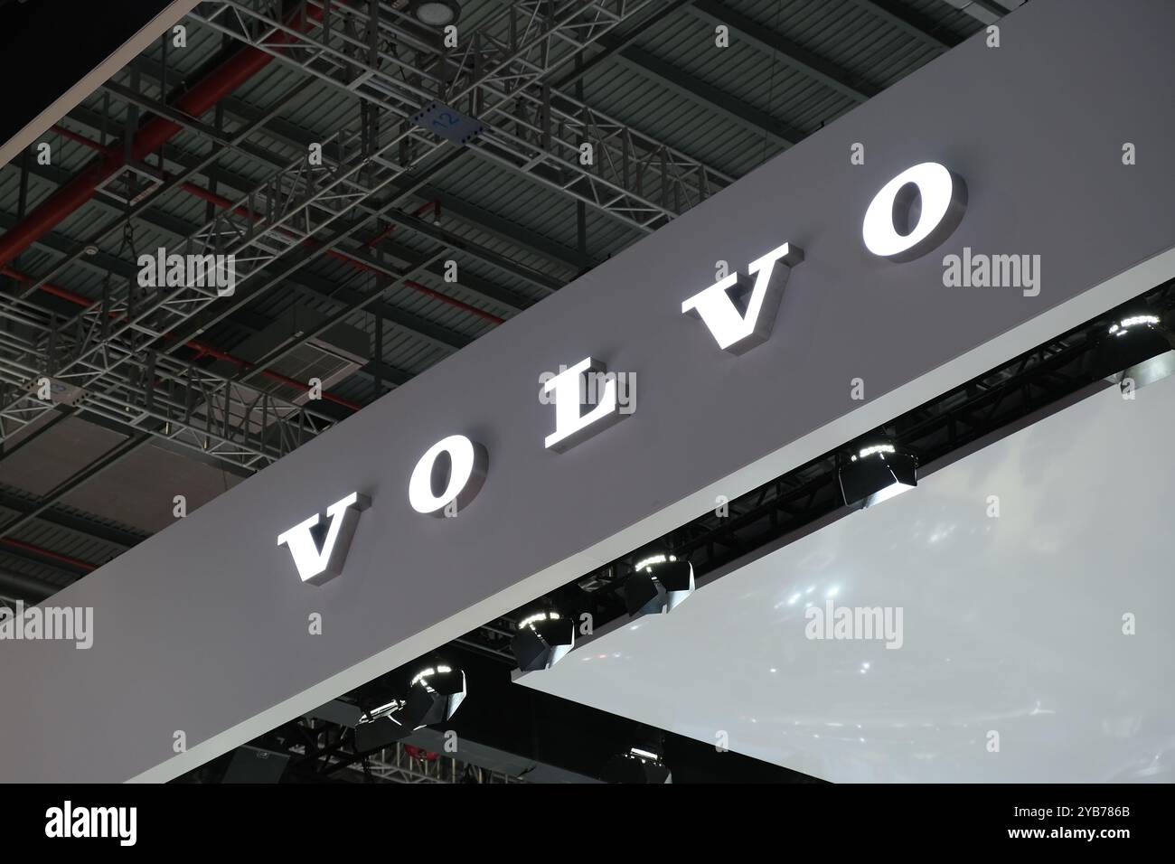 Shanghai, Cina - 22 aprile 2023: Primo piano del logo del marchio VOLVO Foto Stock
