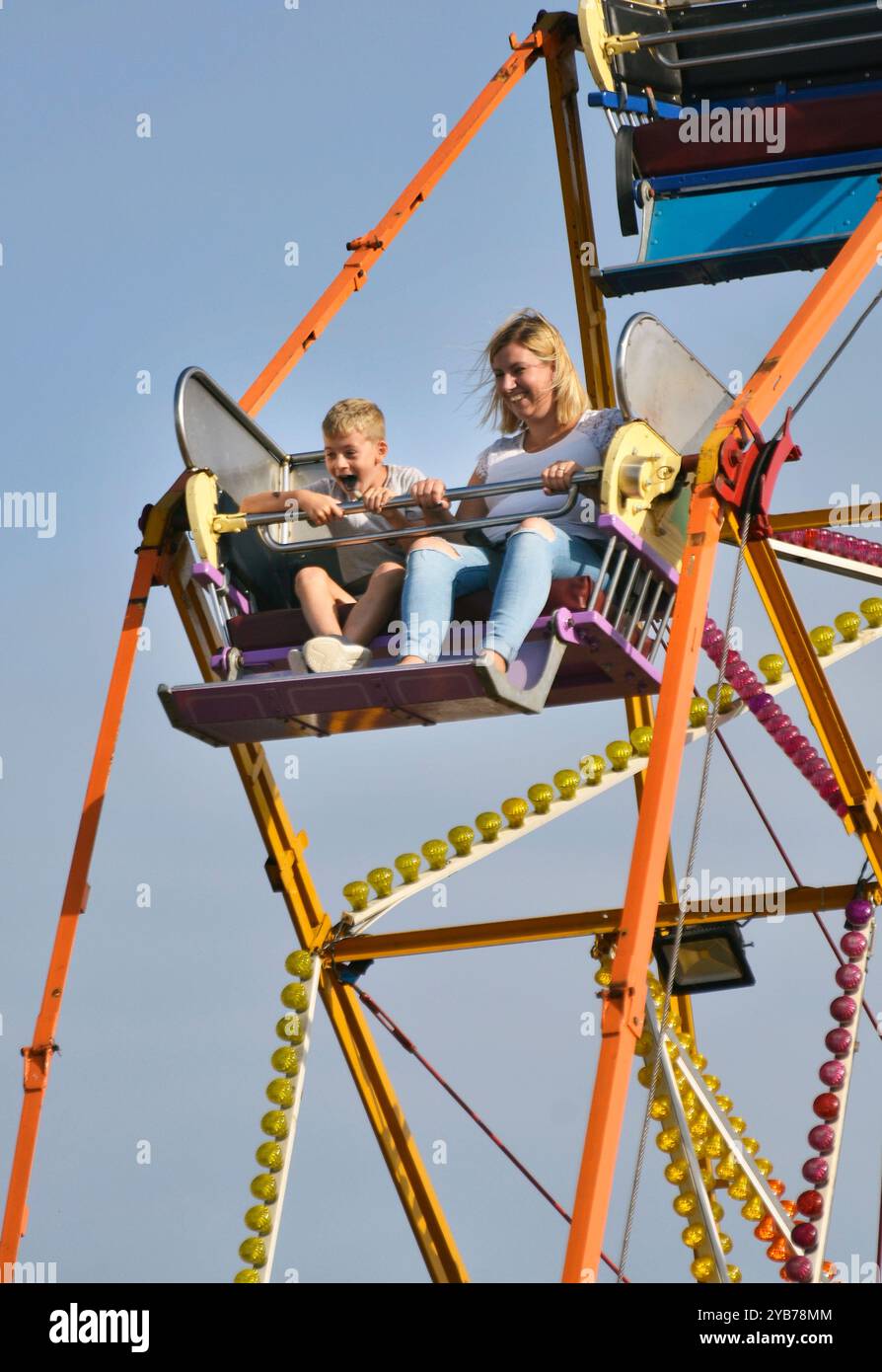 madre e figlio sulla ruota panoramica, suffolk, inghilterra Foto Stock