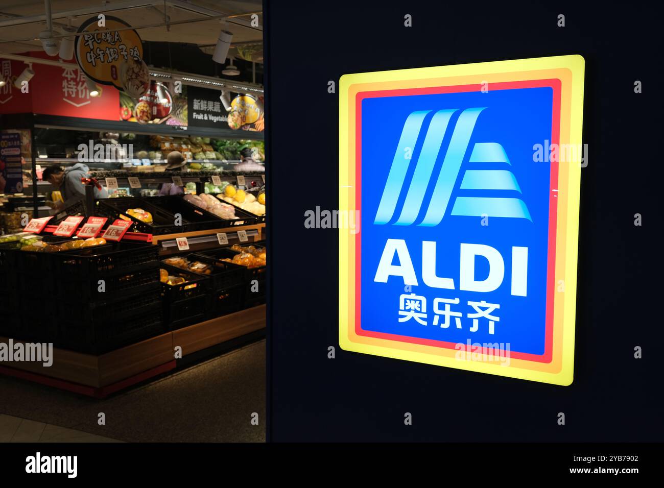 Shanghai, Cina - 17 dicembre 2022: Primo piano logo del marchio del supermercato Aldi. Azienda tedesca Foto Stock