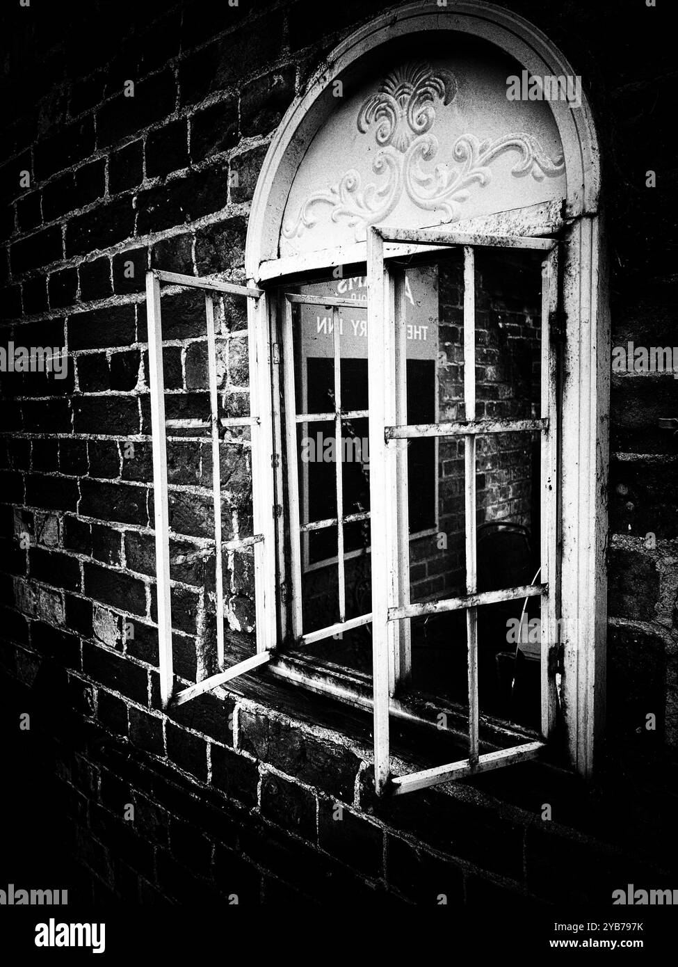 apre la finestra del cottage con struttura in metallo vecchio stile, geldeston, norfolk, inghilterra Foto Stock