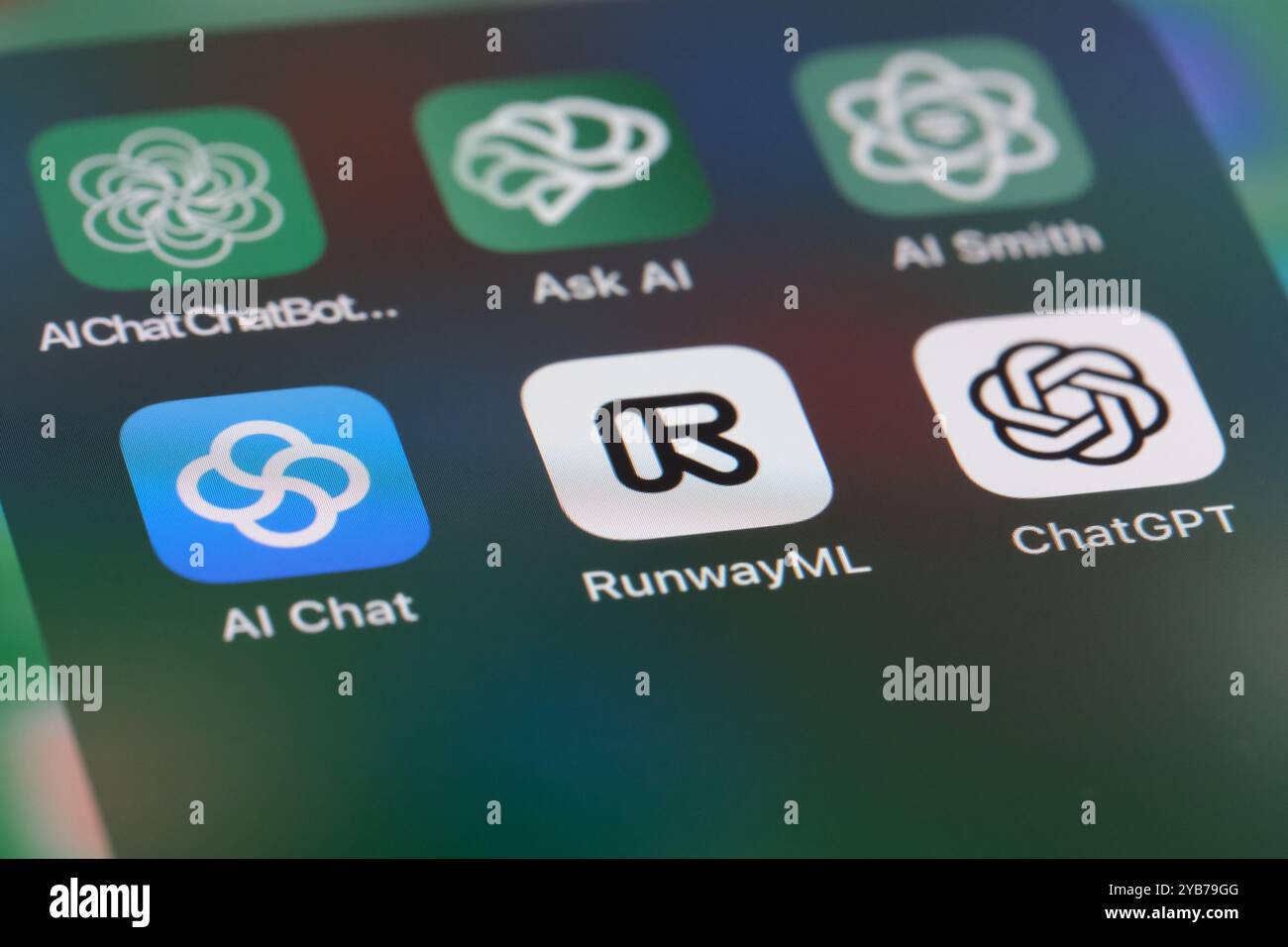 RunwayML (app video ai di Runway Company), OpenAI ChatGPT e altro software applicativo IA sullo schermo. Foto Stock