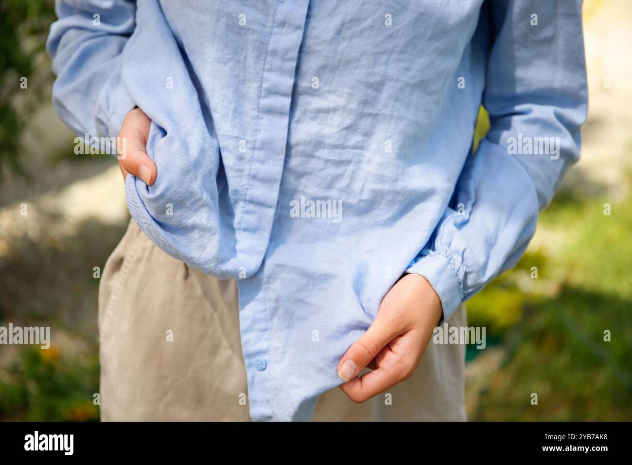 La donna indossava una camicia sgualcita. Aspetto disordinato. Foto Stock