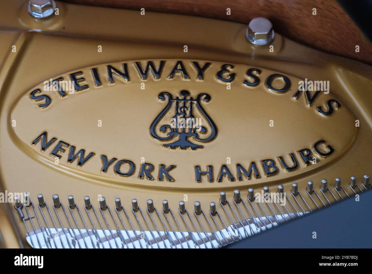 Shanghai, Cina - 7 marzo 2023: Logo aziendale del marchio Steinway&Sons all'interno del pianoforte Foto Stock